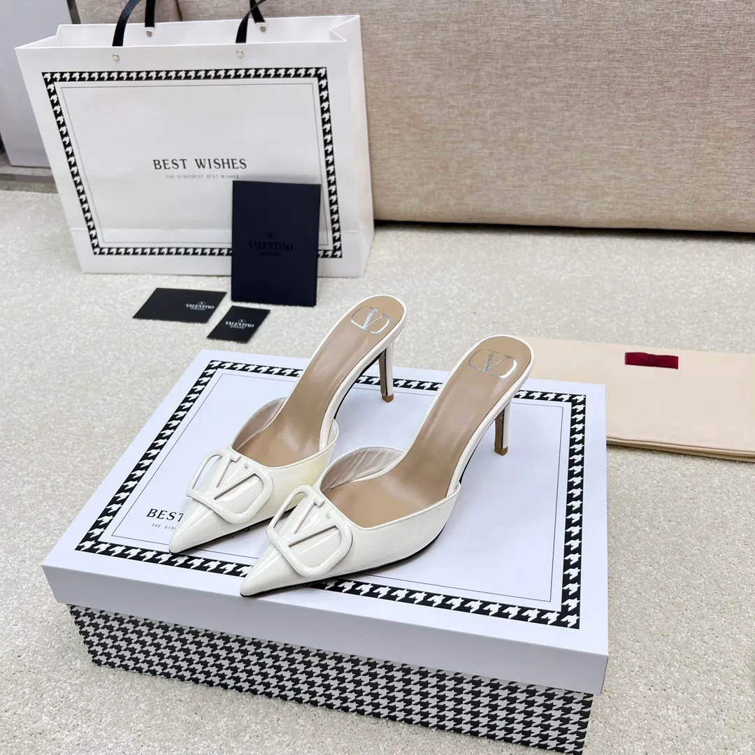 👟👟Ex-factory price 500👟👟 VALENTINO latest V Logo buckle back empty slippers 🔥🔥🔥 🕳️🕳️🕳️ Exclusive original 1-1 development, no goods without the original 〰 ɪɴѓᴏʀᴍᴀᴛɪᴏɴ 〰 Buckle: V-LoGo leather buckle Material: Imported patent leather Lining: full-grain sheepskin Outsole: Italian through-dyed cowhide Midsole: Italian original craft material Process: computer stitching, machine shaping Heel height: 4.0/8cm Made in Italy 🇮🇹 Ready-made code: 35 36 37 38 39 Ready-made custom code: 34 40 41 Delivery period 1-3 days Not retreating